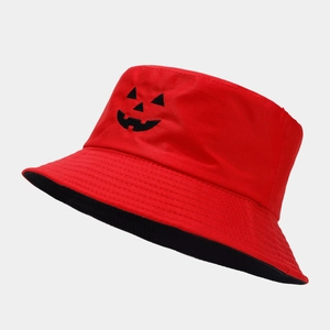 Dettaglio del ricamo della zucca di Halloween sul cappello a secchiello bicolore arancio