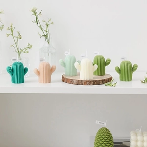 Lot de bougies parfumées en forme de cactus avec textures nervurées multicolores