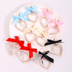 Lot de cinq paires de boucles d'oreilles cœur en perles avec nœuds en satin