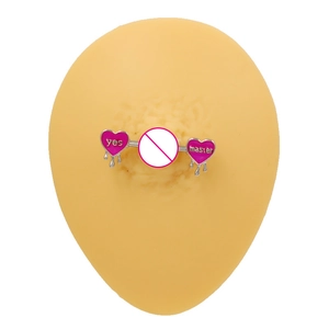 Piercing capezzolo a forma di cuore con campanelli rosa e scritte su manichino