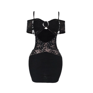 Abito corto sexy in pizzo nero con dettaglio anello cut-out e spalline scoperte