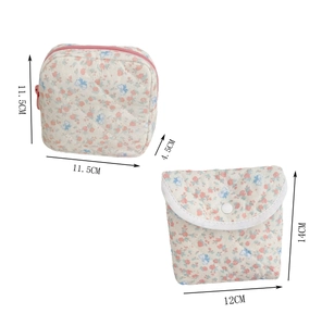 Détail du lot de trousses matelassées à fleurs avec fermeture éclair et bouton pression