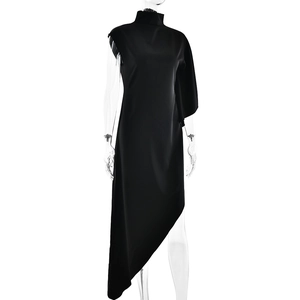 Détail de la robe en satin noir à col montant avec ourlet asymétrique et coupe élégante