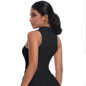 Détail d'un débardeur polo noir sans manches et d'une jupe de tennis plissée pour femme