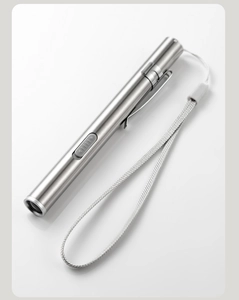 Détail de la lampe stylo médicale argentée avec clip en acier et dragonne en nylon
