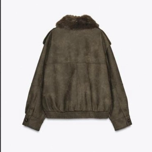 Olivgrüne Wildlederjacke mit braunem Kunstfellkragen in der kompletten Rückansicht