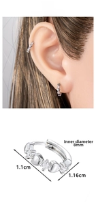 Detailansicht herzförmiger Creolen in Silber mit Zirkonia und 8mm Innendurchmesser