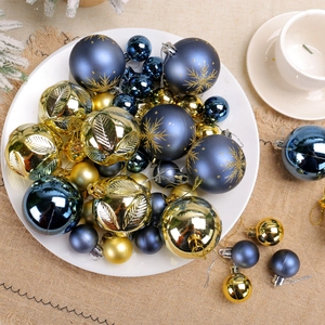 Boules de Noël bleues et dorées avec motifs de flocons de neige mats et pailletés