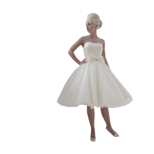 Elegante abito da sposa bianco senza maniche con scollo tondo e grande fiocco in vita