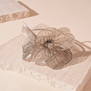 Détail du bracelet manchette ajouré en argent avec un cristal central scintillant
