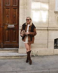 Veste en daim marron et robe en maille beige pour femme dans un look de rue tendance
