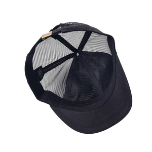 Detailansicht der schwarzen Trucker Cap Innenstruktur mit Netzgewebe und Schweißband