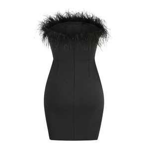 Détail de l'encolure en plumes d'autruche sur une robe bustier noire moulante courte