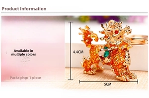 Macro view of gold-plated Kirin keychain with green crystals and dimensions 10.5x4.4cm
