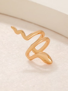 Dettaglio macro del polsino dell'orecchio a forma di serpente oro rosa a tre strati