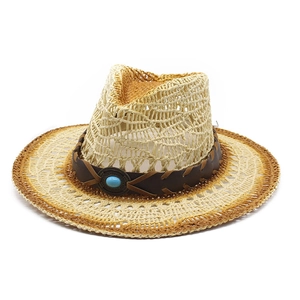 Dettaglio di un cappello da cowboy in paglia intrecciata con fascia decorata in turchese