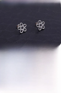 Detailansicht der silbernen Sonnenblumen-Ohrstecker mit hohl gearbeiteten Blütenblättern