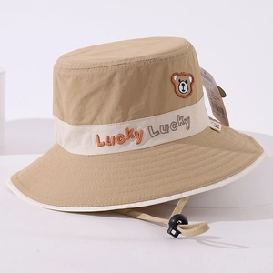 Détail de l'écusson ours brodé et ruban Lucky Lucky sur chapeau soleil kaki enfant