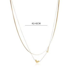 Détail d'un collier doré double épaisseur avec pendentif cœur et breloque gravée love