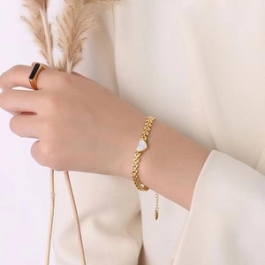 Elegante 18K vergulde titaniumstalen armband met hartvormige schelp en tarwepatronen