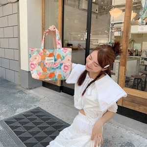 Vue détaillée du sac cabas floral en toile avec étiquette tissée Love Sozakka cousue