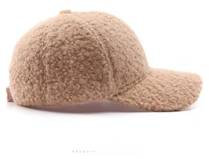 Vista laterale di un cappellino da baseball color cammello in caldo tessuto sherpa