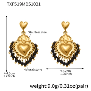 Détail de boucles d'oreilles cœur plaquées or 18 carats avec pierres et dimensions précises