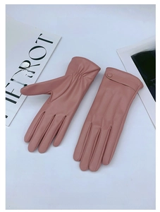 Dettaglio guanti in pelle PU rosa con cuciture decorative e polsini elasticizzati donna