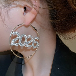 Dettaglio orecchini a cerchio in argento scintillante con pendente a numero 2026 in strass