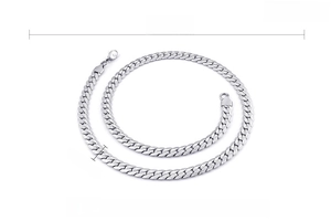Détail macro du collier chaîne cubaine en acier inoxydable de 8 mm avec spécifications