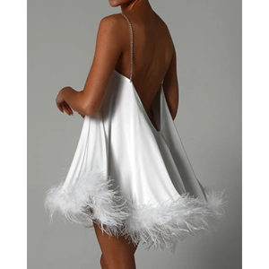 Robe mini en satin blanc dos nu avec fines bretelles et ourlet en plumes d'autruche