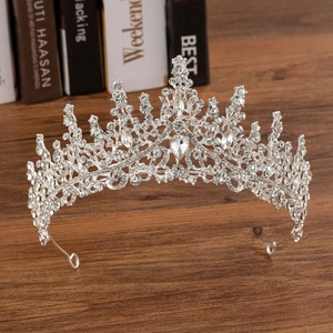 Couronne de mariée argentée élégante avec cristaux en goutte sur une surface en bois