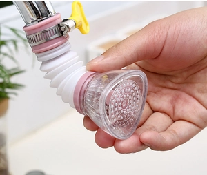 Primer plano de filtro de grifo rosa retráctil con boquilla giratoria y abrazadera metálica