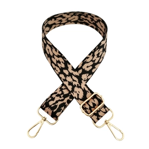 Detailansicht des Taschenriemens mit Leopardenmuster und goldenen Karabinern