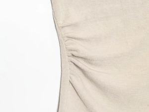 Detailaufnahme des Strickstoffs mit gerafftem Kordelzug an einem beigen Rockset