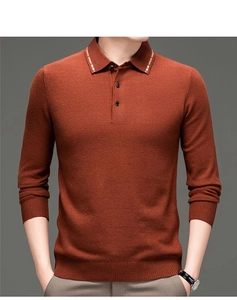 Detaillierte Nahaufnahme des ziegelroten Strick-Poloshirts mit Rippkragen und Knopfleiste