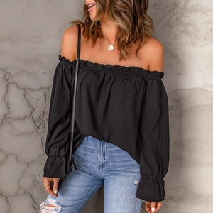 Blouse chic en mousseline noire à épaules dénudées avec col à volants et manches évasées