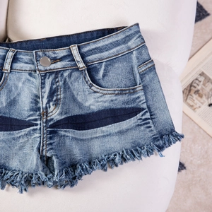 Detailansicht der High-Waist Denim-Shorts mit Fransen am Saum und Kontraststreifen