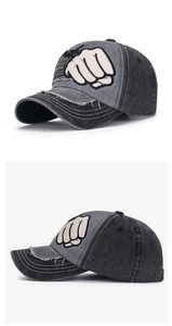 Details der grauen gewaschenen Baseballkappe mit Patch-Stickerei und offenen Kanten
