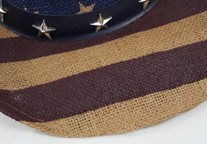 Détail d'un chapeau de cowboy en paille avec rayures et rivets étoiles argent