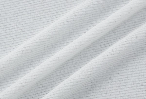 Vista dettagliata della trama del tessuto a maglia bianco e del materiale a coste dell'abito