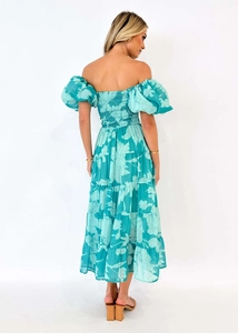 Détail du smock élastique au dos et du tissu en mousseline fleurie sur robe à étages