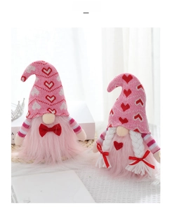 Dettaglio degli gnomi di San Valentino rosa con cappelli a maglia e cuori