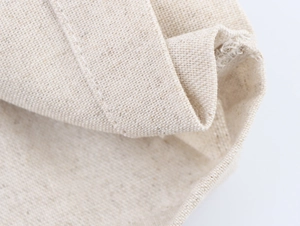 Vue macro de la texture du tissu en toile kaki et des coutures sur la robe