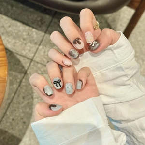 Faux ongles faits main marron chocolat avec nœuds 3D et design artistique fondant