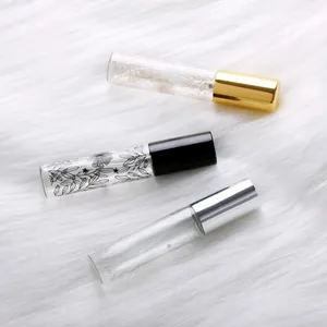 Dettaglio delle boccette di profumo in vetro da 10 ml con motivi di foglie e tappi