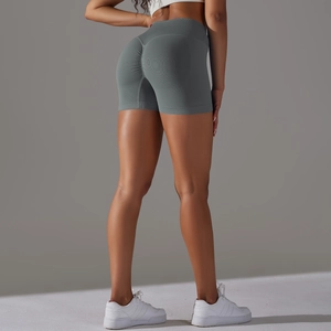 Dettaglio degli shorts da yoga grigio scuro senza cuciture a vita alta con arricciatura