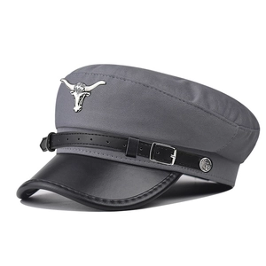 Détail de la casquette militaire avec emblème tête de taureau et visière en cuir