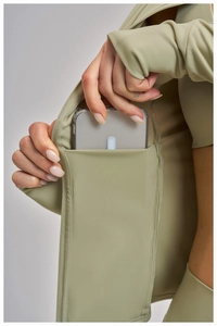 Détail de la veste de yoga avec une poche intérieure pratique pour smartphone