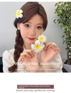 Nahaufnahme der realistischen weiß-gelben Frangipani-Haarklammer aus Schaumstoff am Model